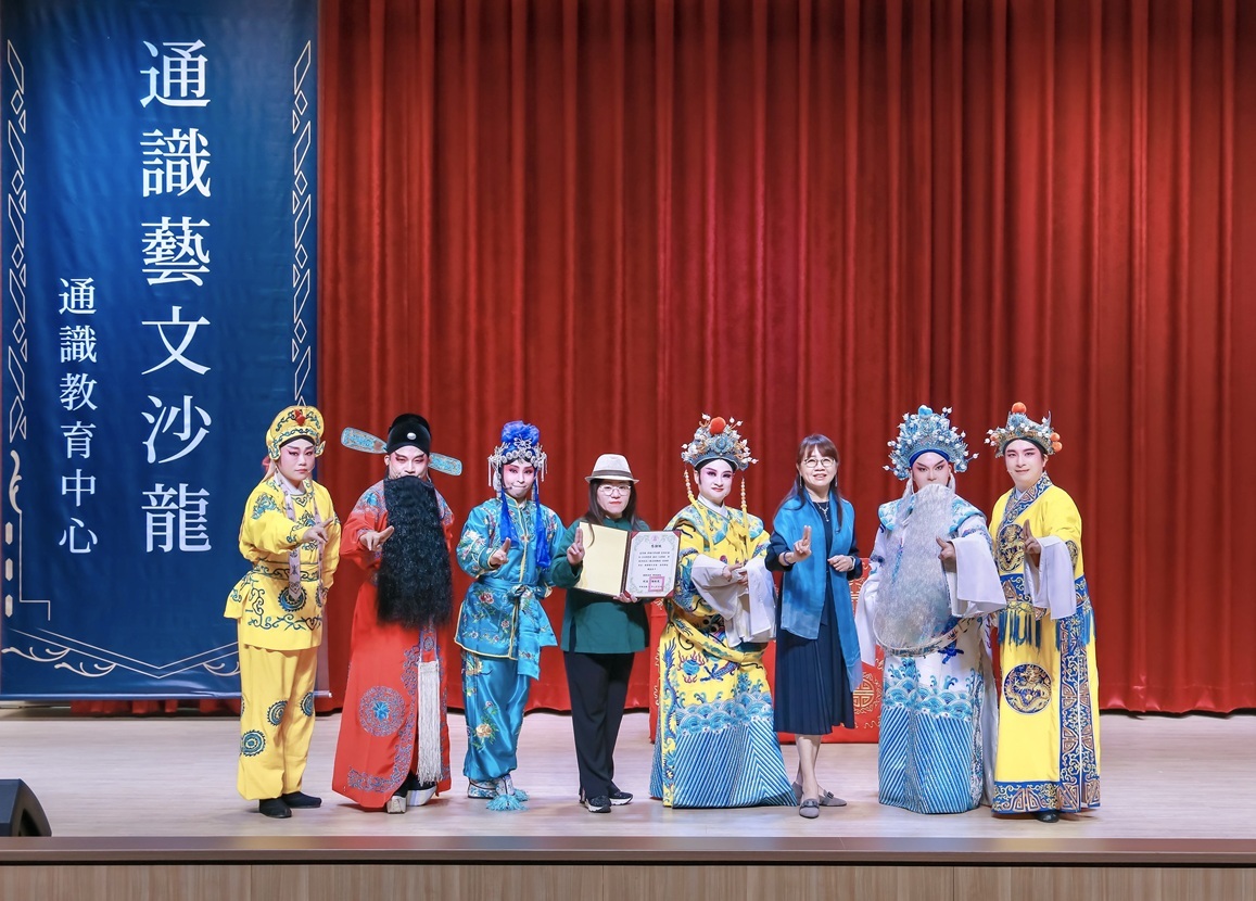 李靜芳主任（右三）與陳玉環團長（右五）暨「漢陽北管劇團」表演者合影。