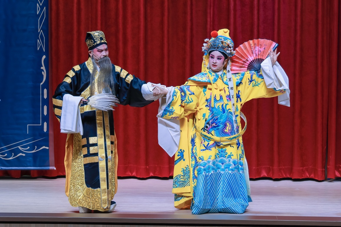 【出師表】孔明（左－沈東生老師飾演）、後主劉禪（右－莊青芬老師飾演）