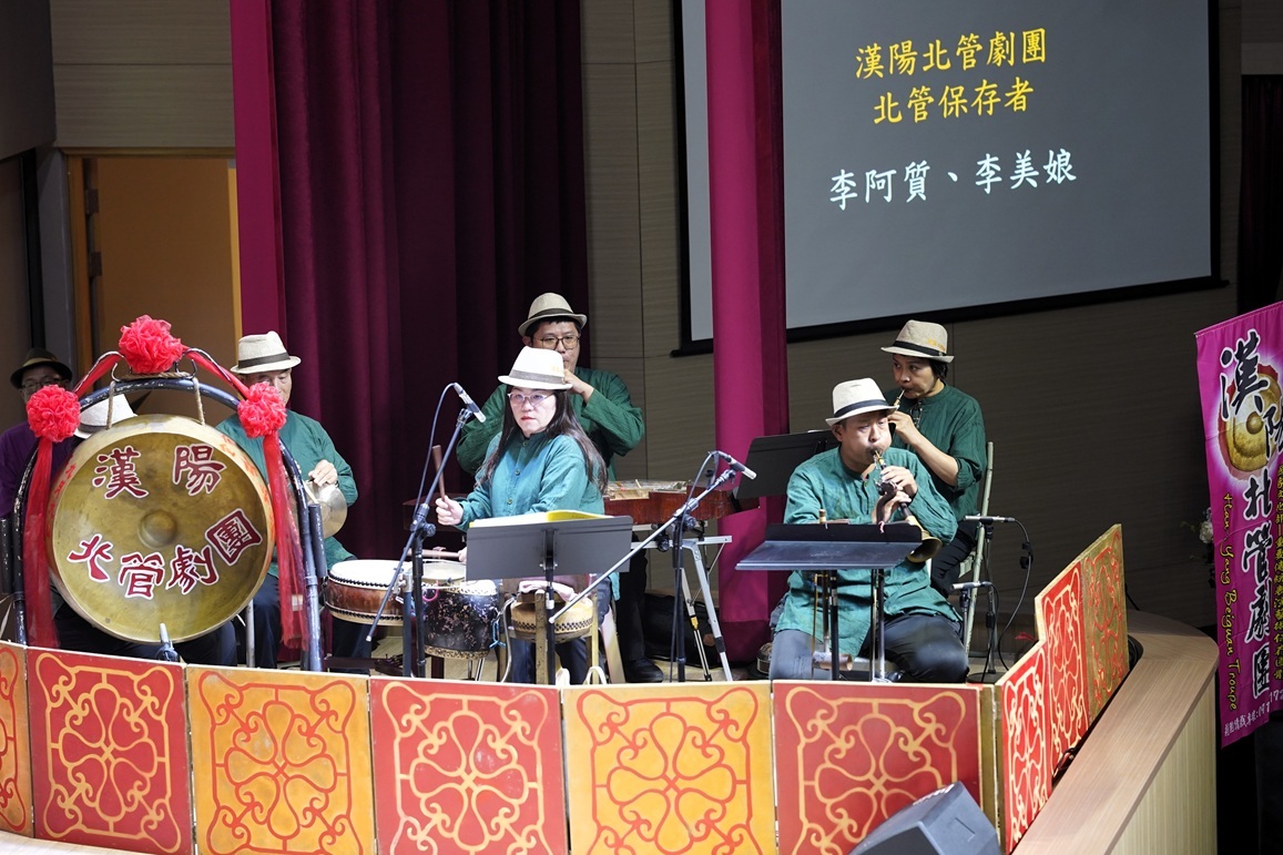 陳玉環團長（前中）帶領的「漢陽北管劇團」專業演奏