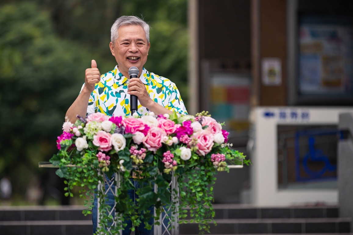 傑出校友發展協會楊奕強理事長現場豎起大拇指,為彰師大「按個讚」,也為即將畢業的同學獻上滿滿祝福。