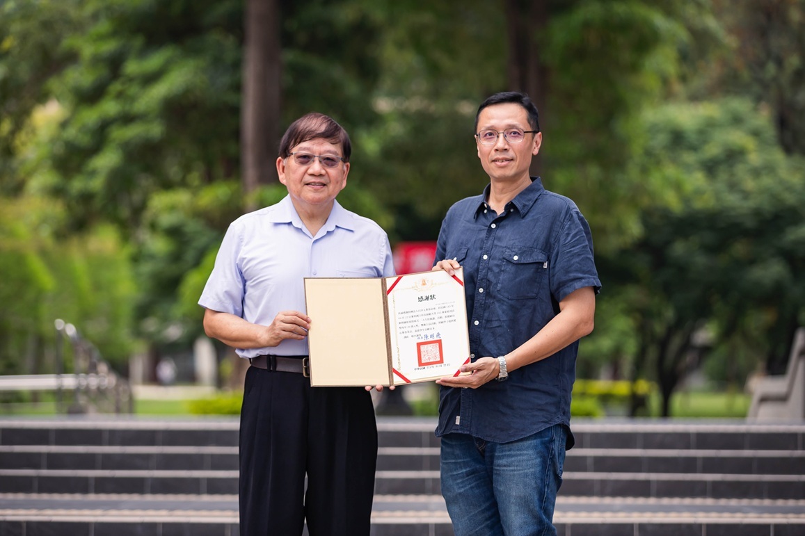 校長頒發感謝狀予白沙文教基金會,由副董事長蕭輔力教授代表。