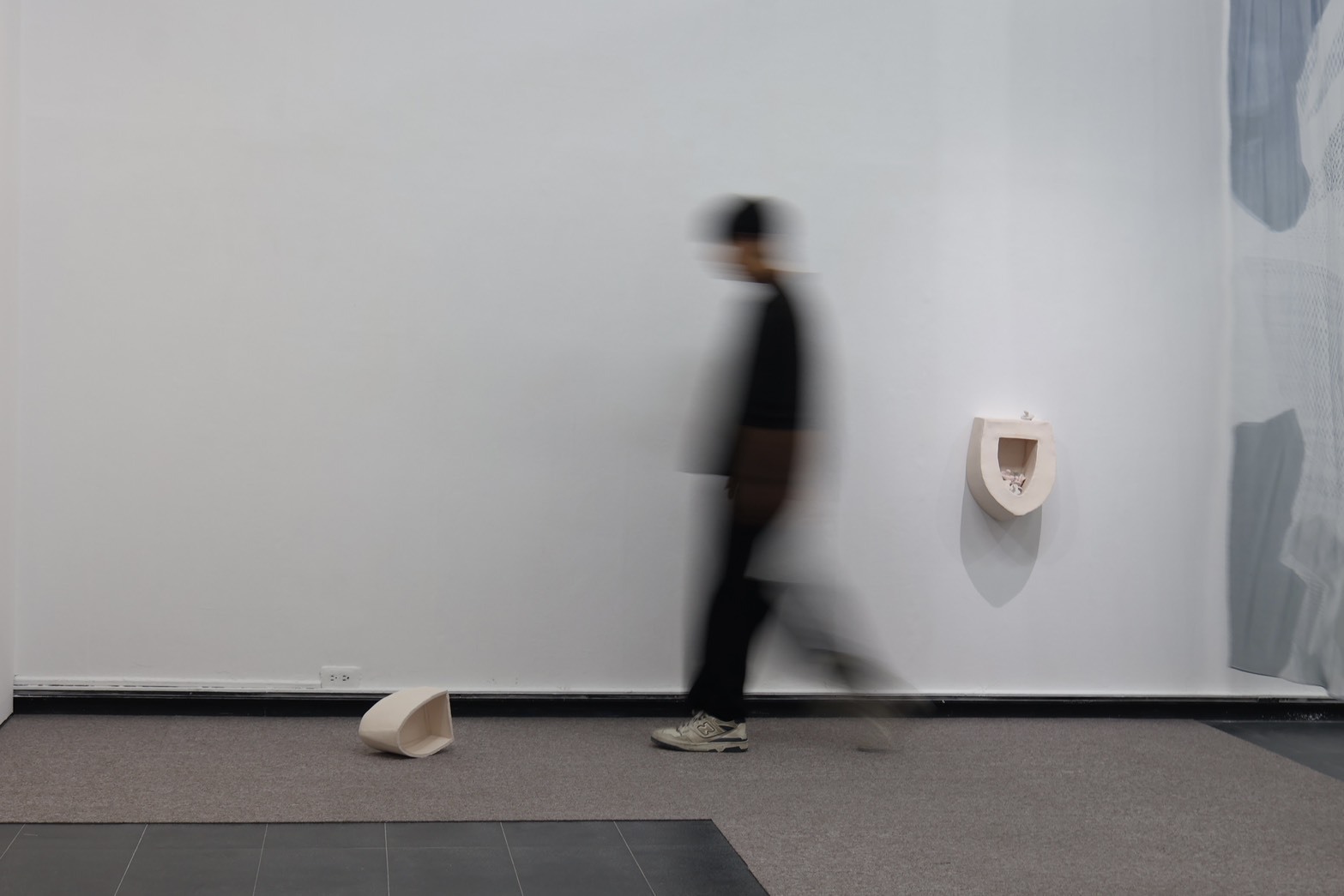 陳昱翰同學個展計畫「Bathroom Camping 別居」作品全圖。115級畢業展《關於結局的47種敘事手法》,白沙藝文中心,彰化,臺灣。 陶、現成物、木板、水泥漆、亮光漆、蝴蝶、數位印刷於紗布/現地裝置,尺寸依空間而定,2026 攝影:王家駒