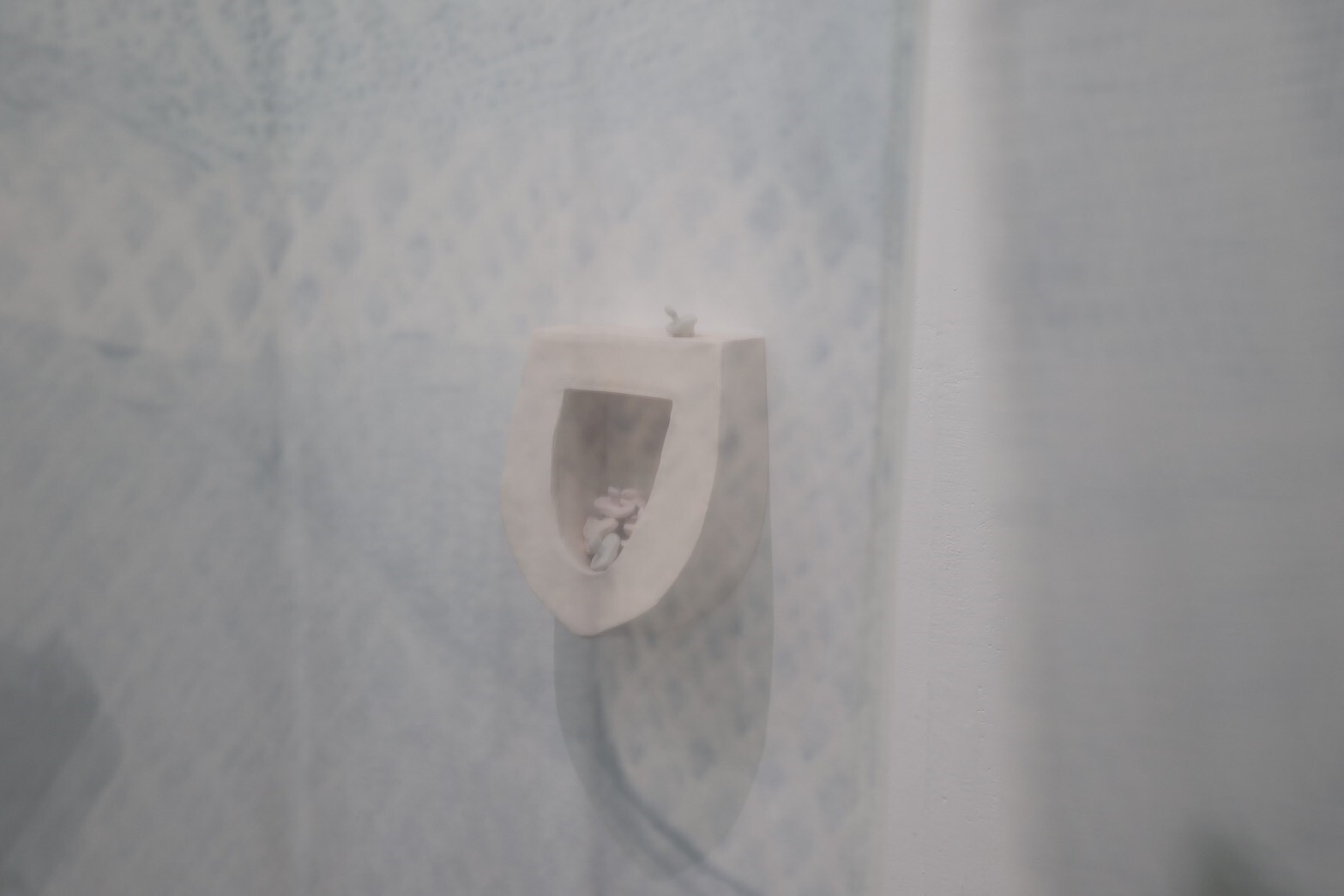 陳昱翰同學個展計畫「Bathroom Camping 別居」作品全圖。115級畢業展《關於結局的47種敘事手法》,白沙藝文中心,彰化,臺灣。 陶、現成物、木板、水泥漆、亮光漆、蝴蝶、數位印刷於紗布/現地裝置,尺寸依空間而定,2026。攝影:王家駒。