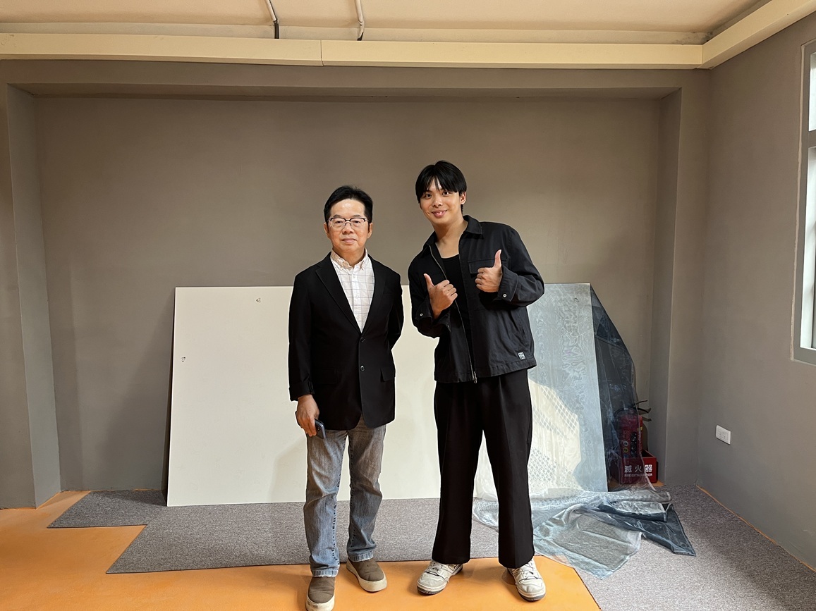 陳昱翰同學(右)與美術系邱文正主任(左)於獲獎作品前面合影。