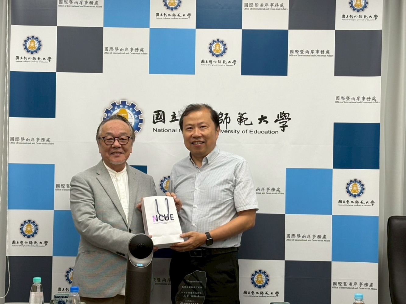 日前李漢文國際長於國際處歡迎由木原巖顧問(左)率領的大和住建訪問團。Dean of NCUE’s International Office Hon-Man Lee welcomes the Yamato Juken delegation, led by Advisor Iwao Kihara (left), at the International Office.
