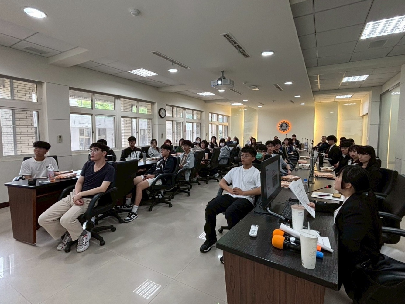 陳萱隨大和住建訪問團「回娘家」,並分享求職經驗,吸引許多學弟妹們參與座談。Chen Hsuan returns to her alma mater with the Yamato Juken delegation and shares her job-seeking experience during a forum attended by many NCUE students.