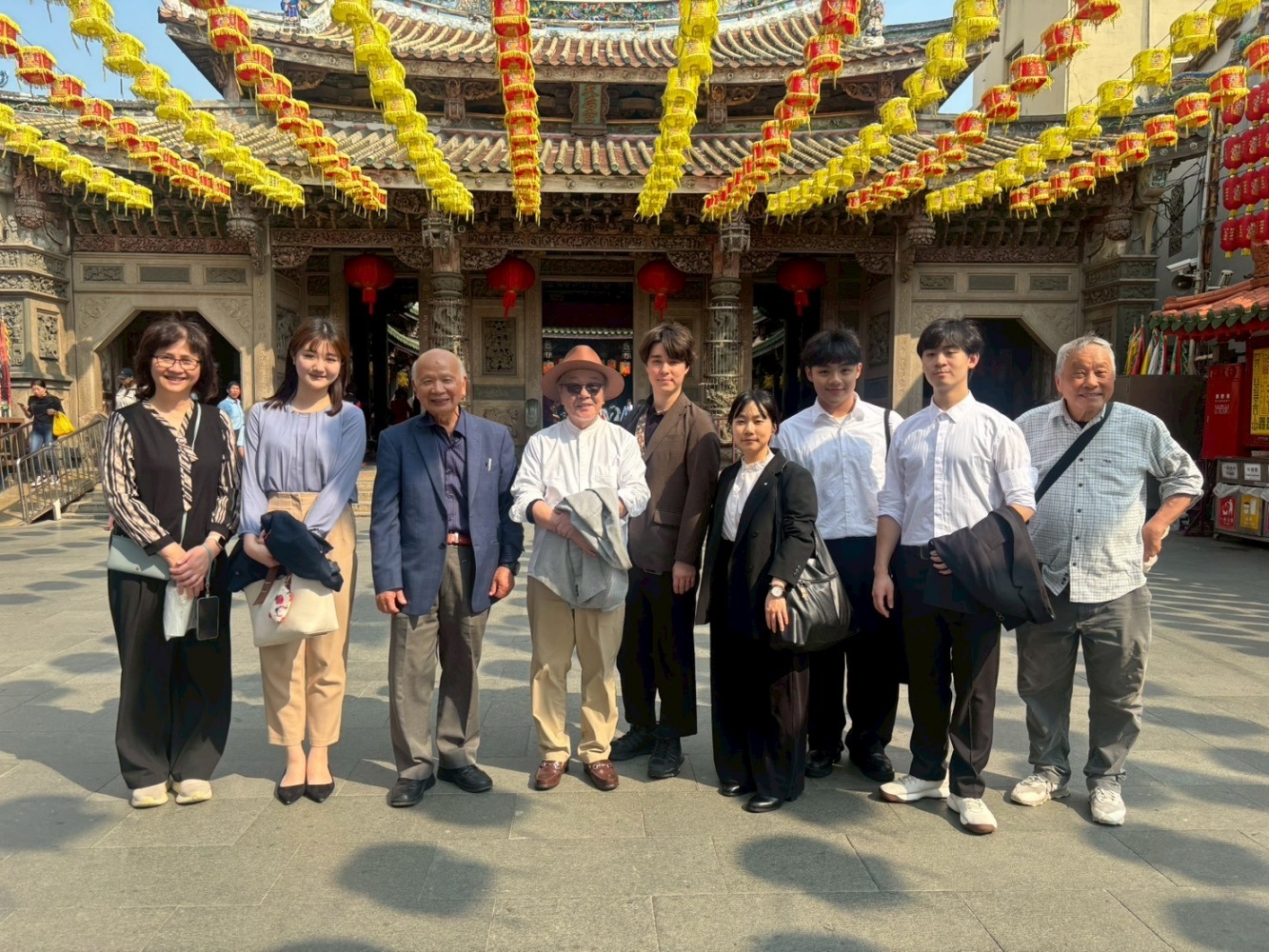 國際處安排大和住建訪賓參訪鹿港。The International Office arranges a cultural visit to Lukang for members of the Yamato Juken delegation.