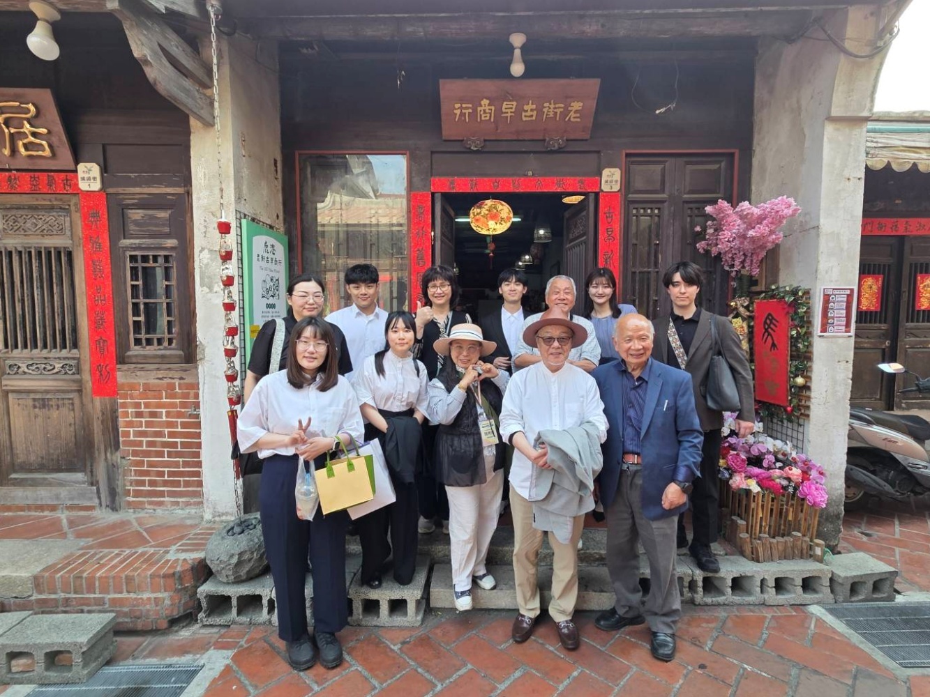 大和住建訪賓攝於鹿港老街。Members of the Yamato Juken delegation pose for a group photo at Lukang Old Street.