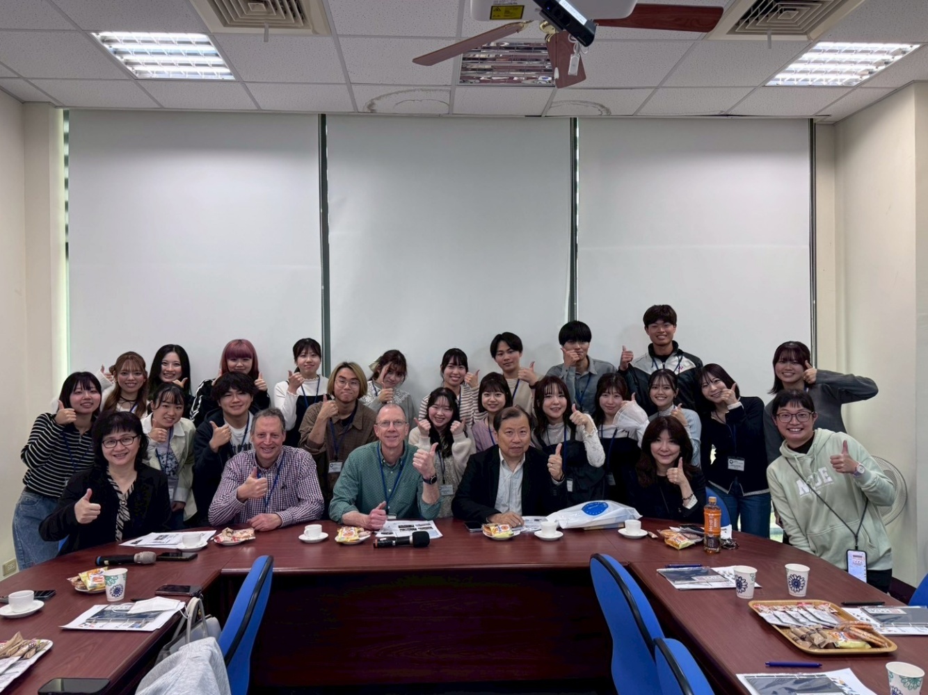 日本姊妹校愛知教育大學師生近期來校文化交流,為期二日,李國際長、國際處語文中心楊曉菁主任及國際處張琇惠組長歡迎訪賓並合影。Faculty members and students from Aichi University of Education recently visited NCUE for a two-day cultural exchange program. Dean Lee, Director Hsiao-Ching Yang of the Language Center, and Division Chief Hsiu-Hui Chang of the International Office welcomed the delegation and posed for a group photo.