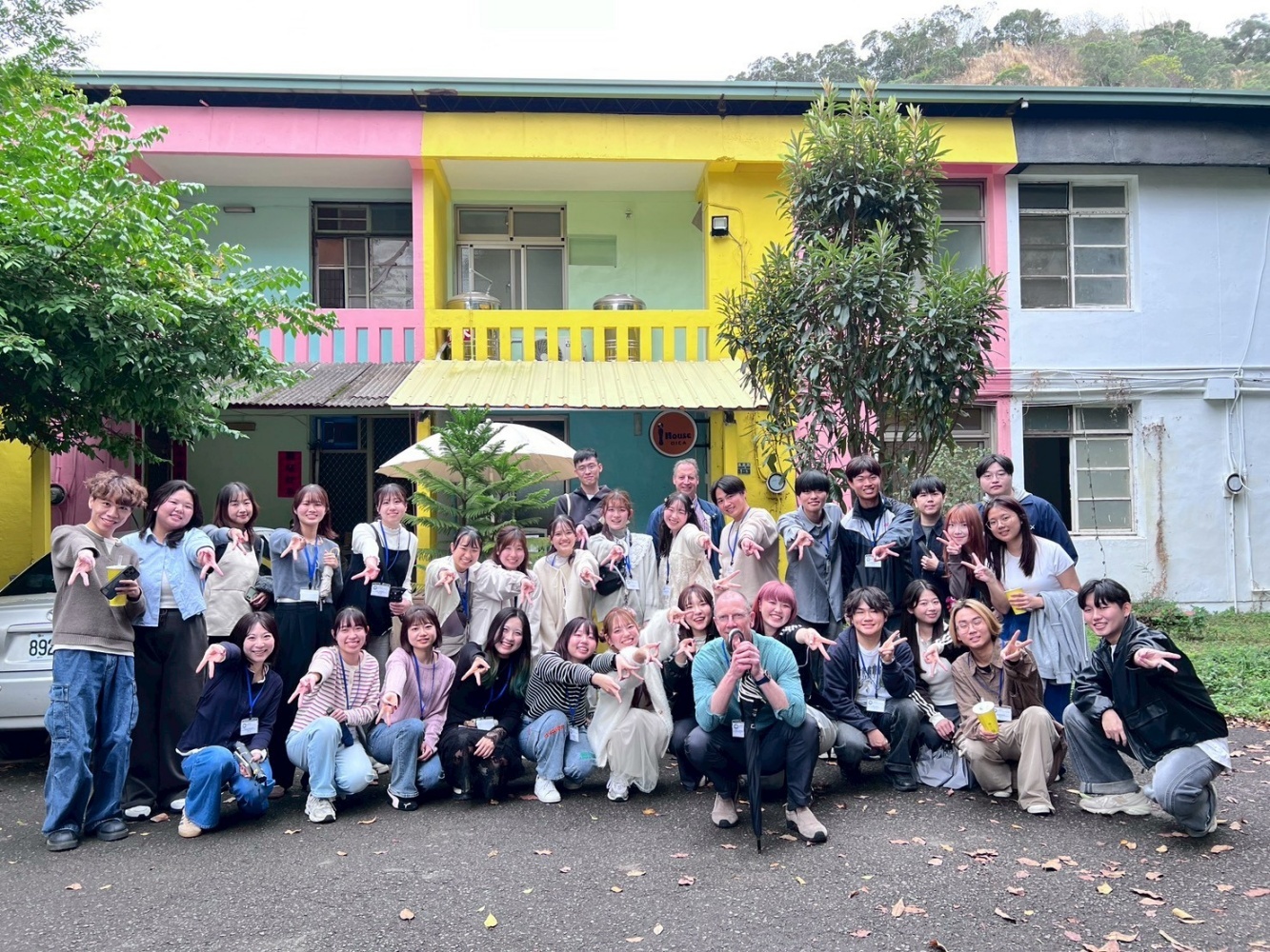 愛知教大師生於進德校區I-House「國際窩」前合影。Visitors from Aichi University of Education pose for a group photo in front of I-House (International House) on the Jinde Campus.