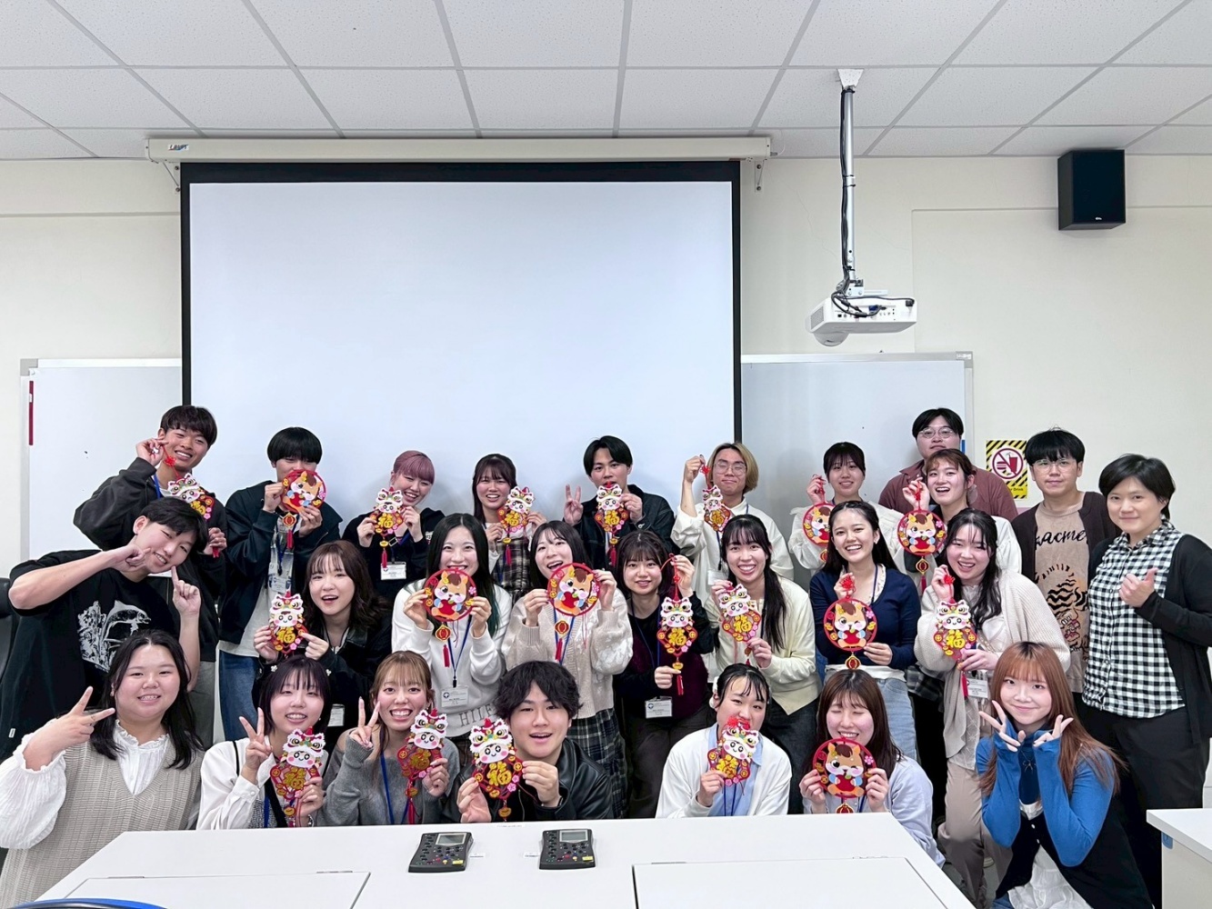 國際處語文中心為愛知教大學生安排中文課程體驗,以及傳統文化活動如彩繪燈籠、吃湯圓與猜燈謎等。The Language Center of the International Office arranges Chinese language classes and traditional cultural activities for students from Aichi University of Education, including lantern painting, eating tangyuan, and solving lantern riddles.