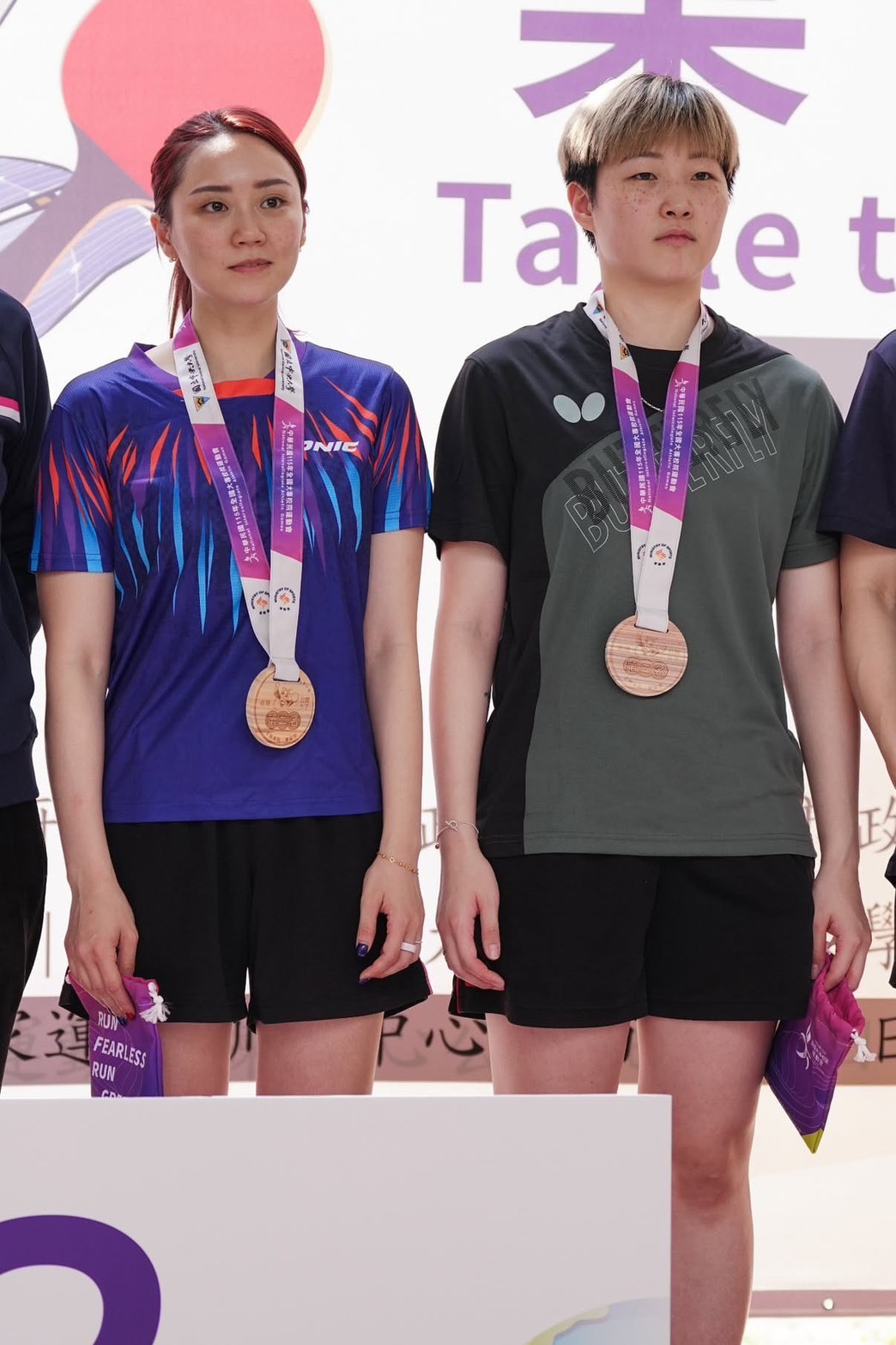桌球代表隊鄭先知(左)、簡彤娟(右)榮獲公開女生組桌球雙打賽銀牌