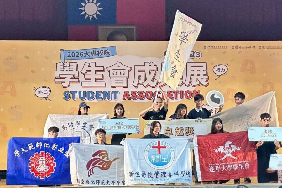 領獎代表與委員合影