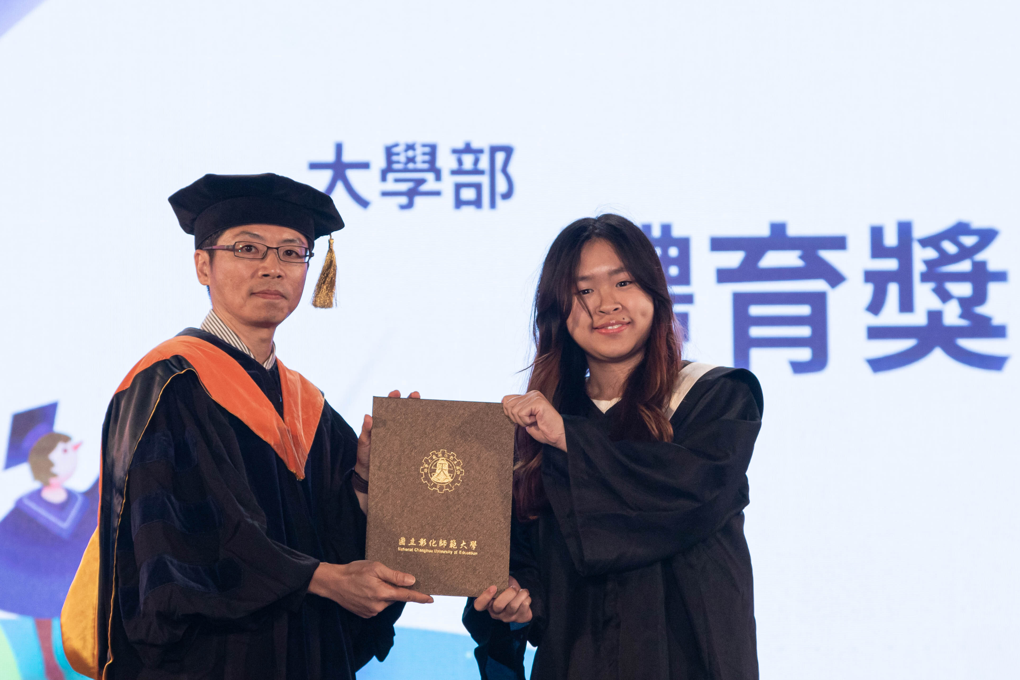 劉晉嘉總務長頒發大學部體育獎予獲獎代表同學。