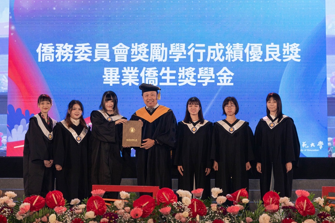 李漢文國際長頒發僑務委員會獎勵學行成績優良獎畢業僑生獎學金。
