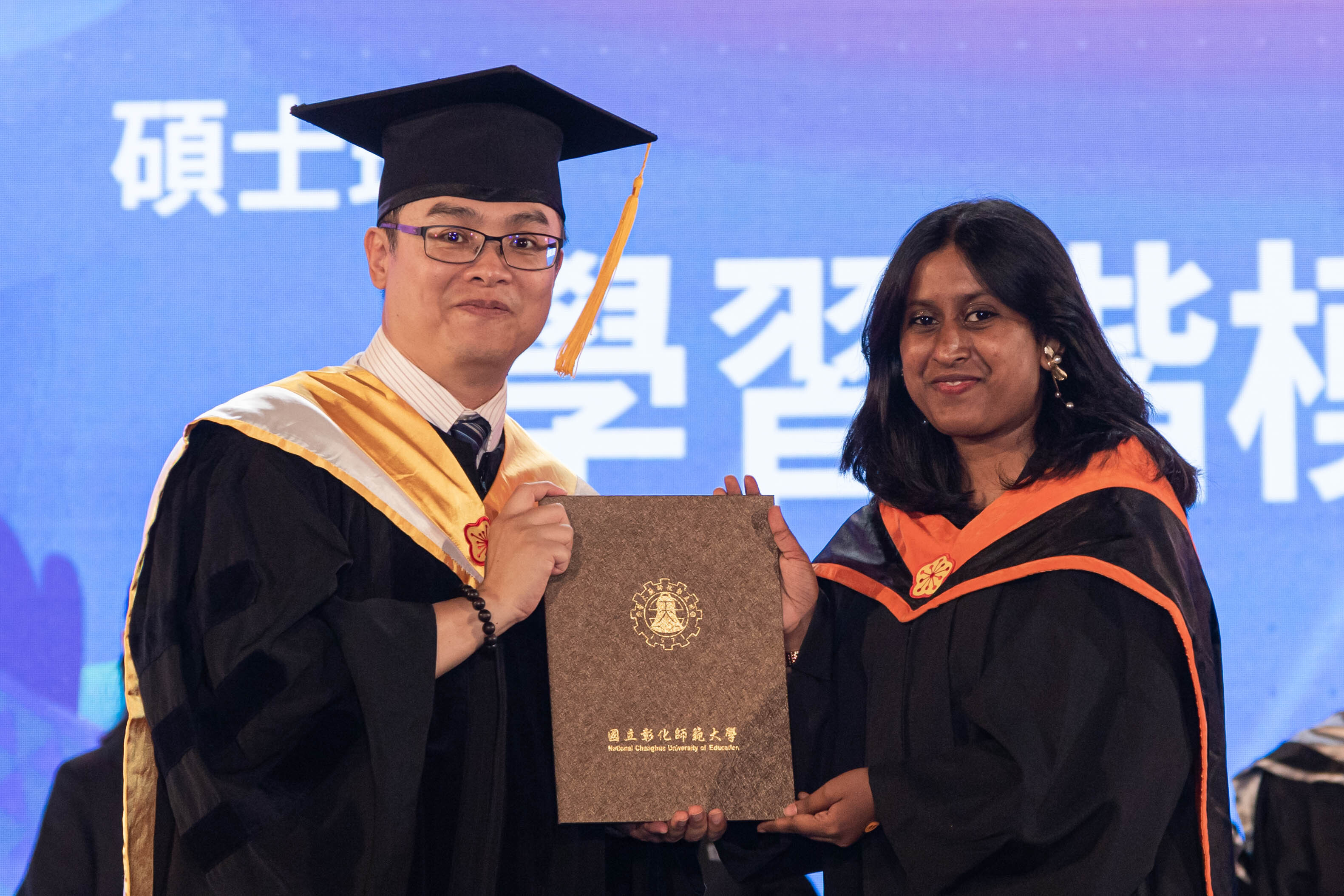 林泱蔚教務長頒發碩士班學習楷獎予獲獎代表同學。