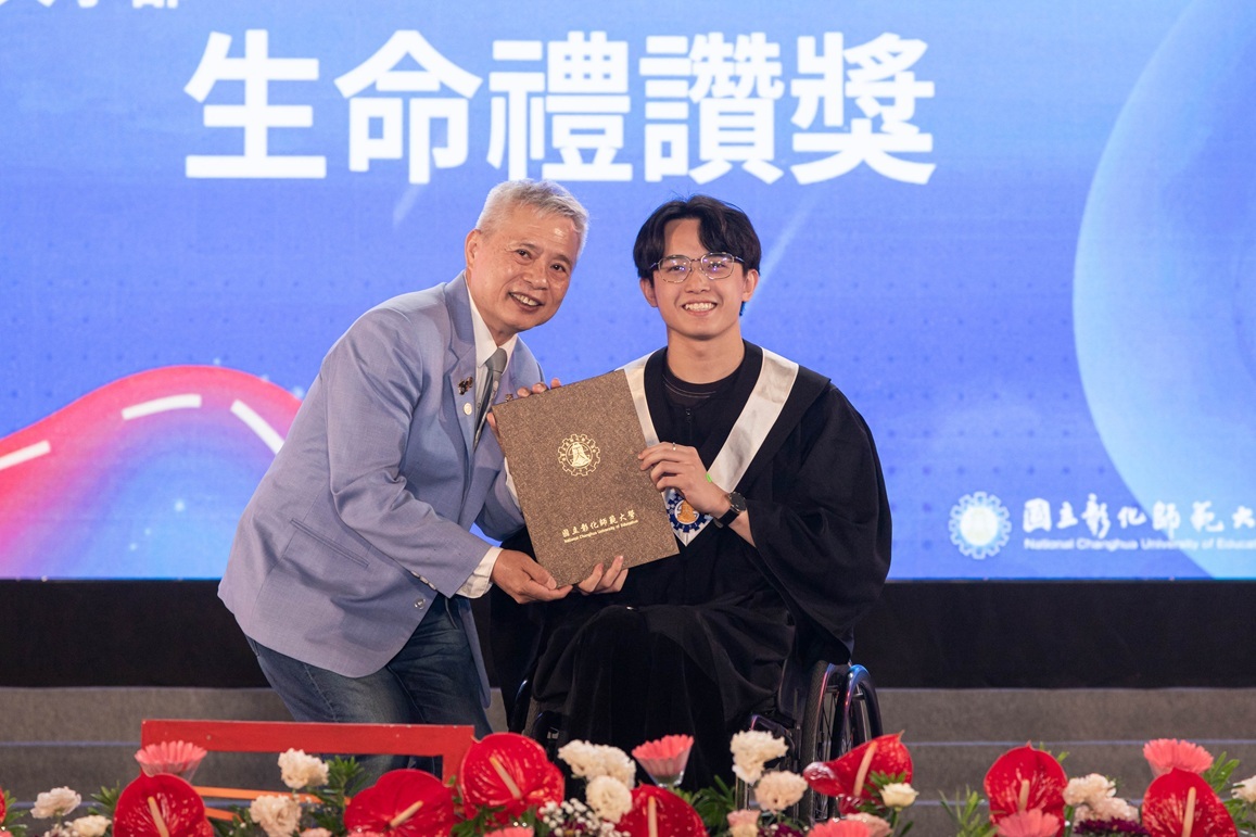 傑出校友發展協會楊奕強理事長頒發大學部生命禮讚獎予代表同學。