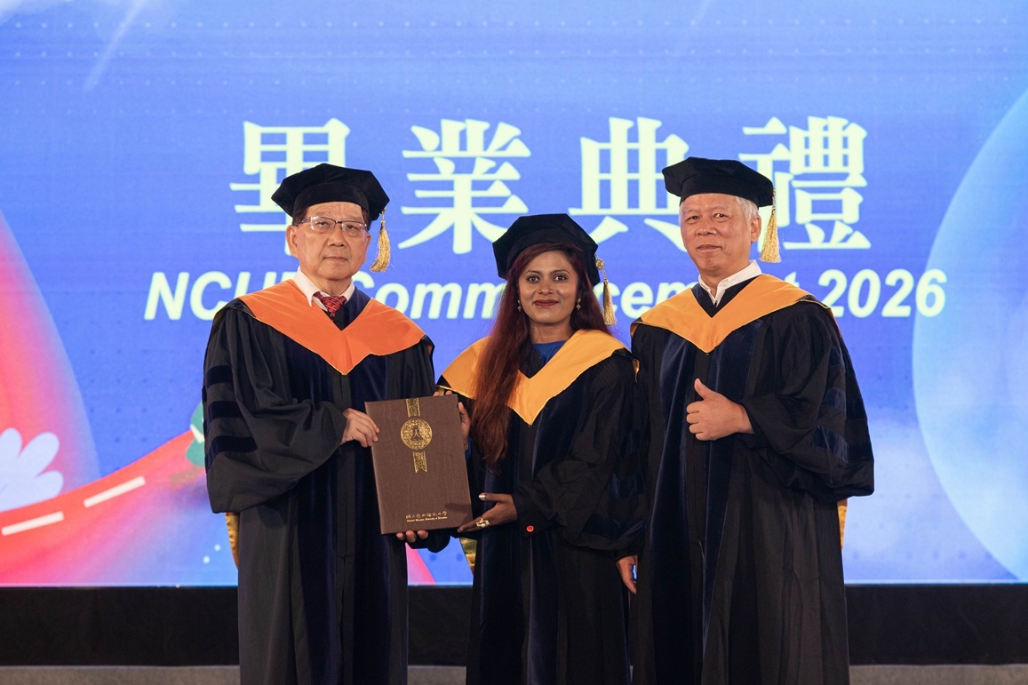 博士學位頒授儀式，物理系VEENA Nivetha Maryt Mani Arockia Doss與校長、洪連輝教授合影。