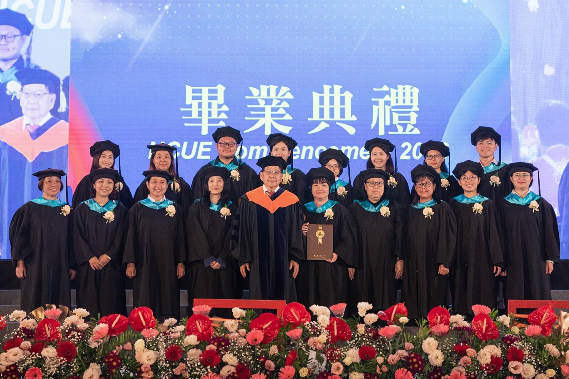 馬來西亞境外專班全體同學與校長合影。