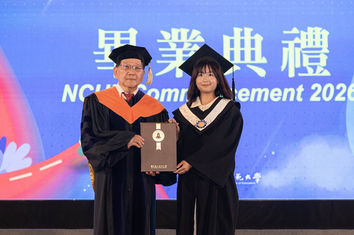 大學部畢業生受證代表英語系葉芯妤同學（畢聯會會長）代表受證。