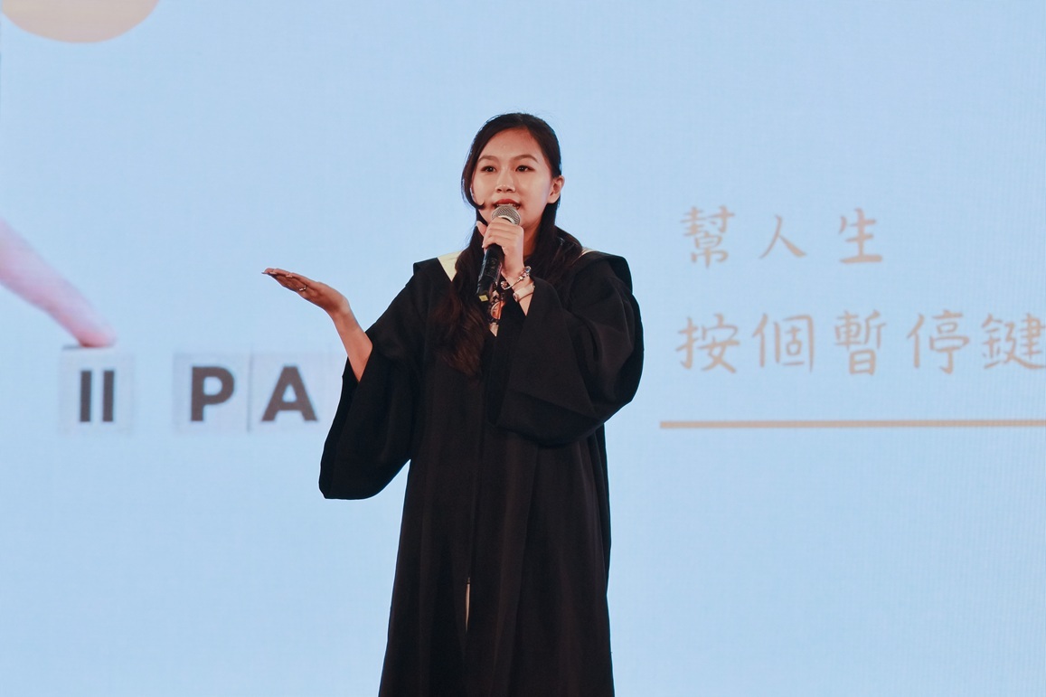 畢業生致詞代表國文系饒芷菱同學代表致詞。