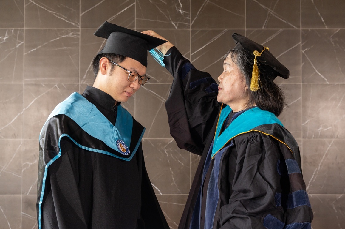 特教系楊雅惠教授在撥穗的同時給予學生畢業祝福。