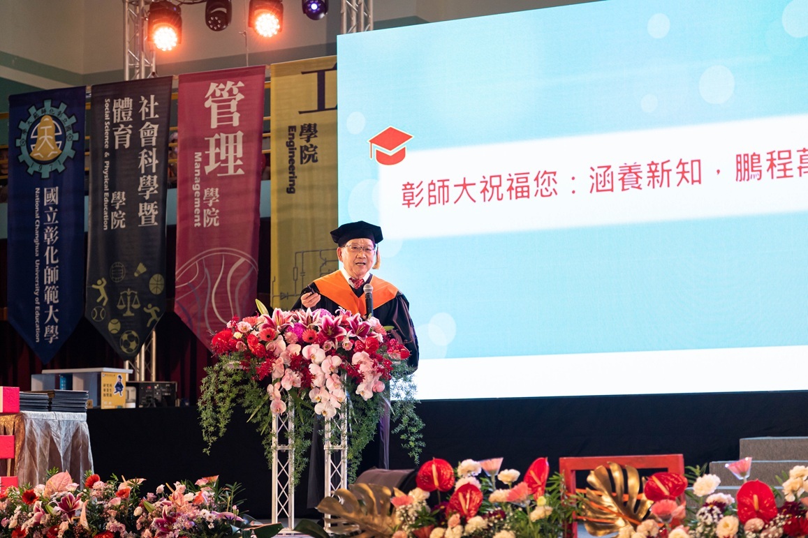 陳明飛校長給予學生勉勵祝福。