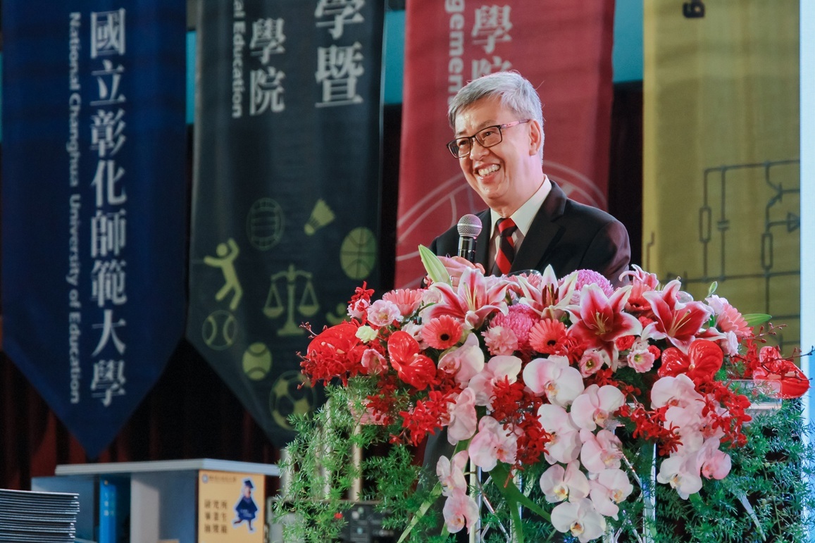 陳院士在主題演講中送給畢業生五個錦囊，在未來的教育與職涯道路上，能一手善用AI科技成為新時代的經師，一手緊握人文關懷成為溫暖的人師。