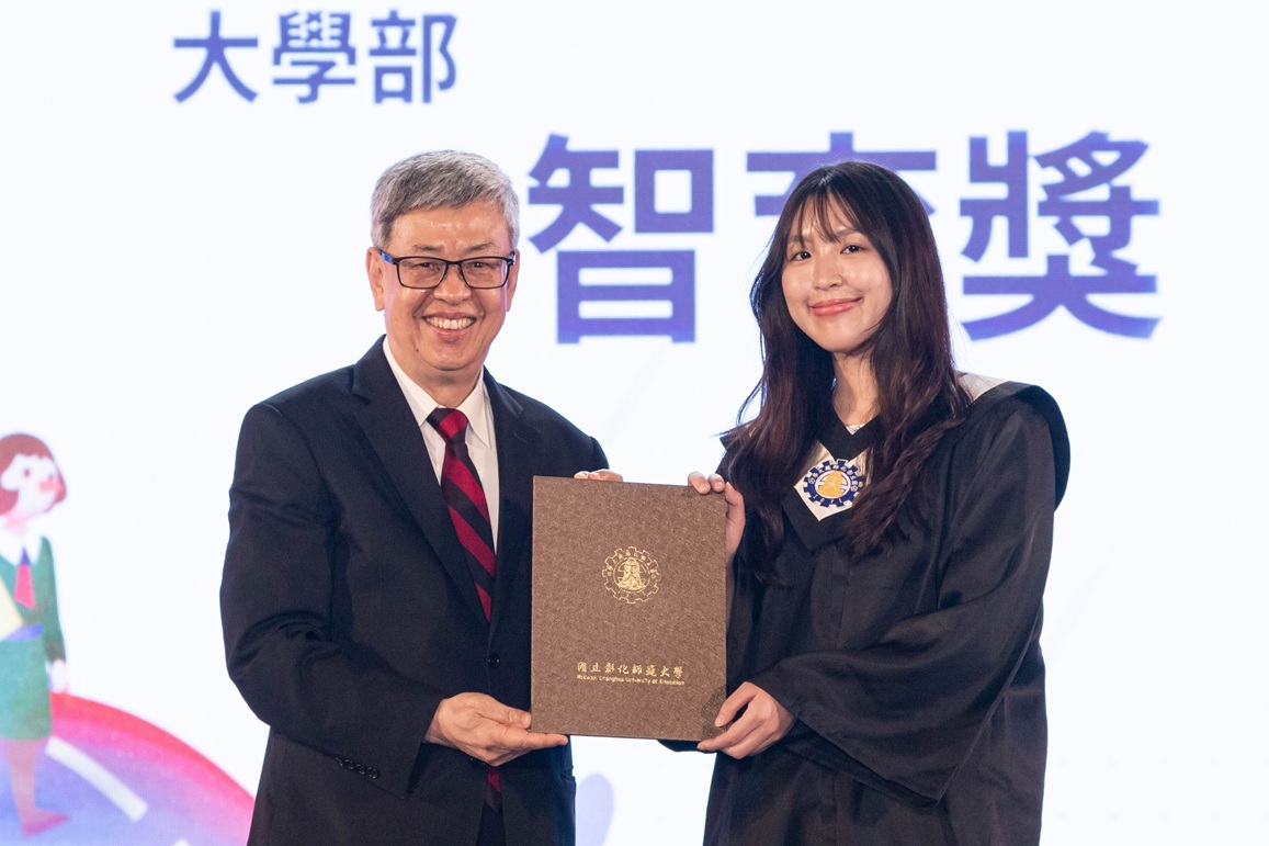 陳建仁院士頒發大學部智育獎予獲獎代表同學。