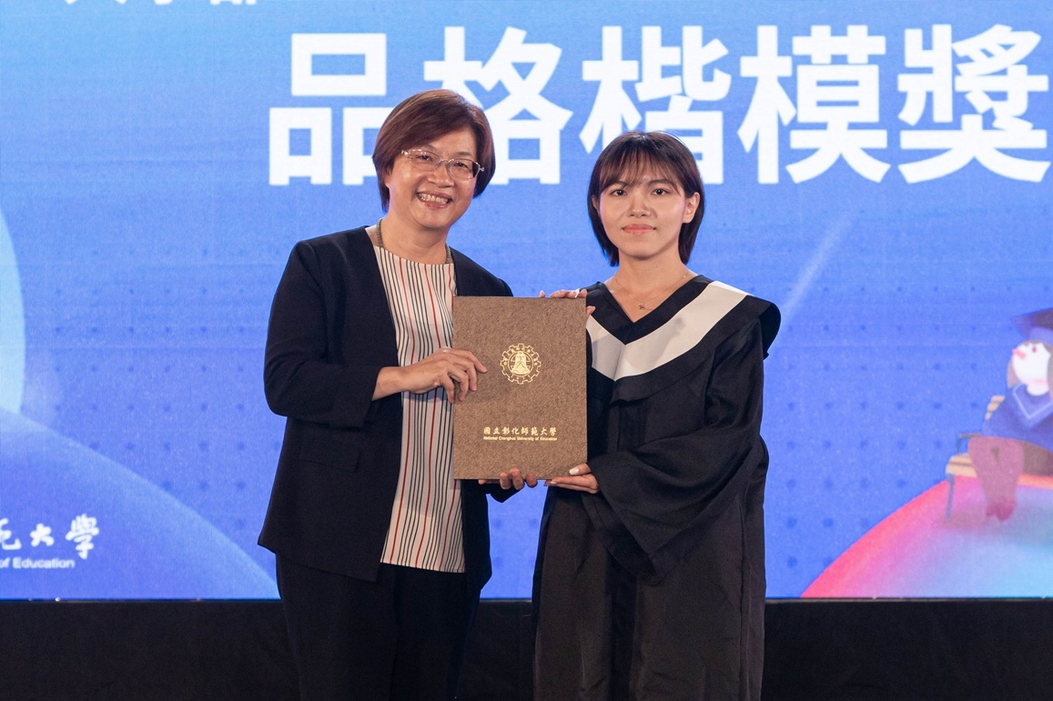 王惠美縣長頒發大學部品格楷模獎予獲獎代表同學。