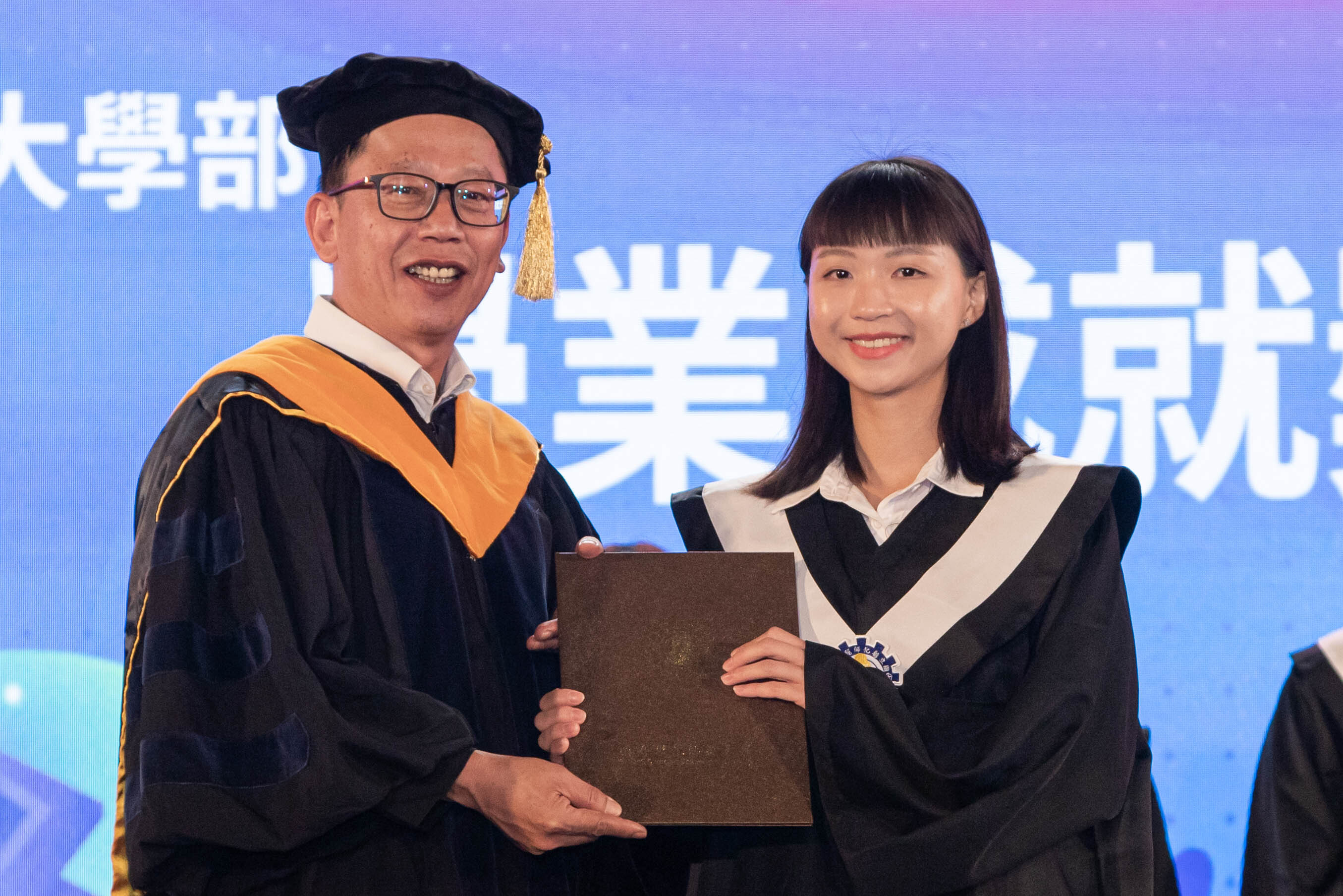 曾育民副校長頒發大學部品格楷模獎予獲獎代表同學。