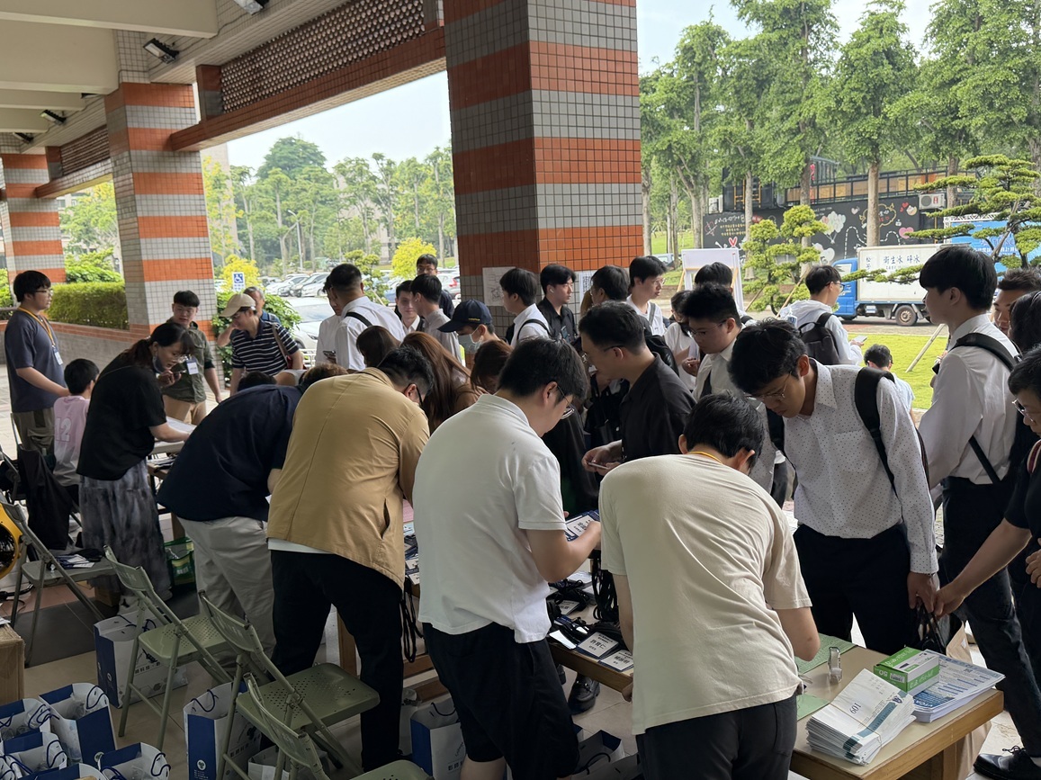 報到處人潮(含科技學院門面)。