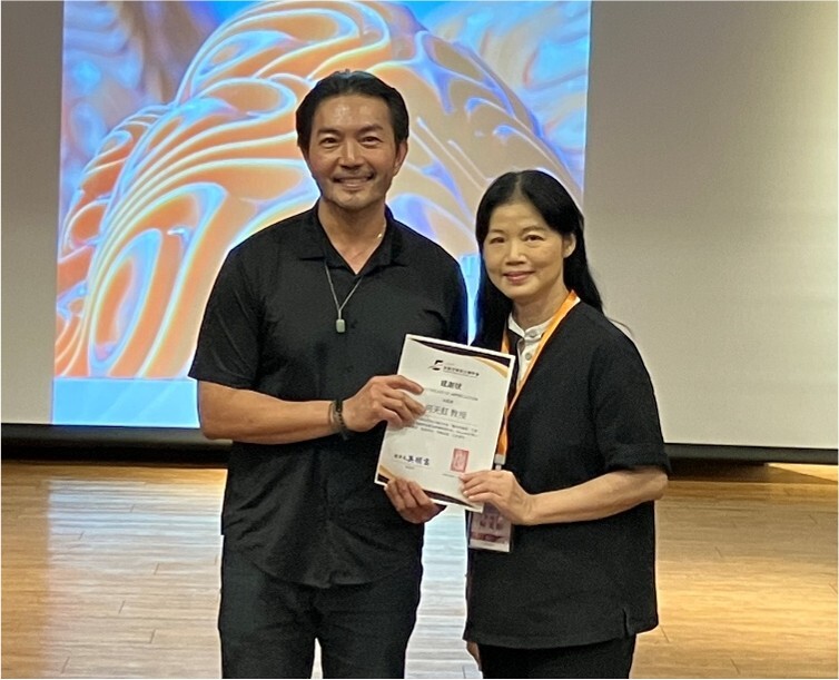 輔導與諮商學系吳明富副教授與研討會主講人香港大學何天虹教授合影