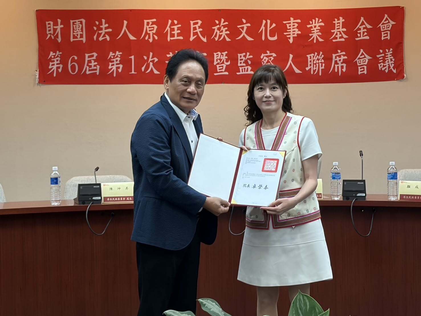 原民會主委曾智勇(排灣族,Ljaucu Zingrur)親頒聘書予怡懋‧蘇米副教授。