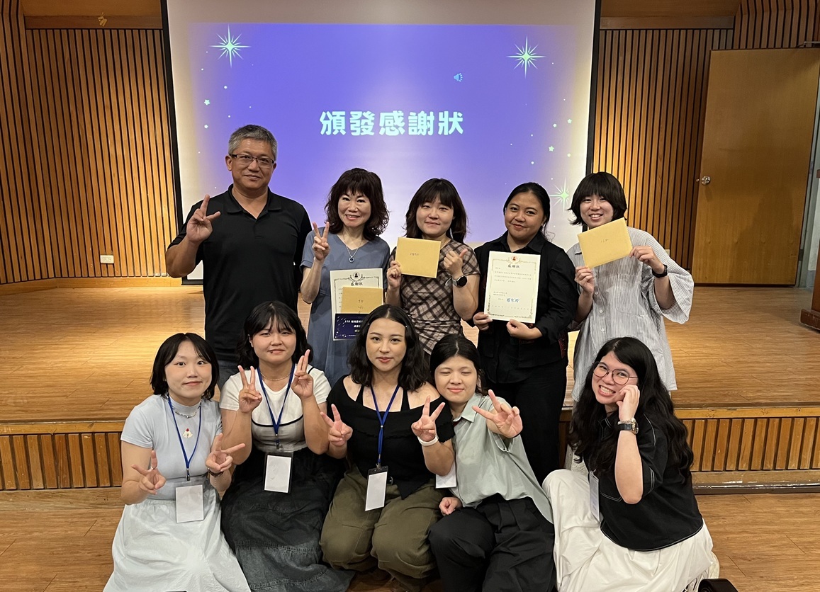 實習小組同學感謝學校督導王翊涵教授、機構督導、合作單位代表與回應人並合影
