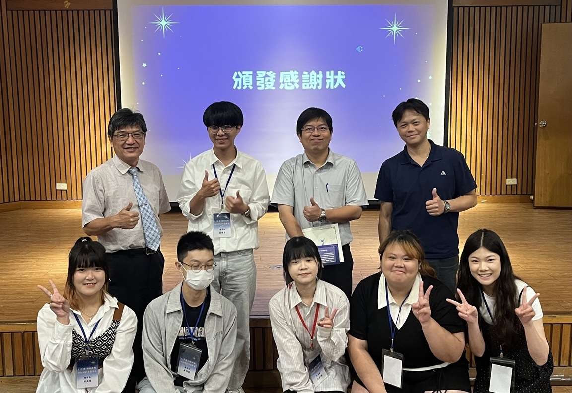 第一組實習同學感謝機構督導與主持人並合影