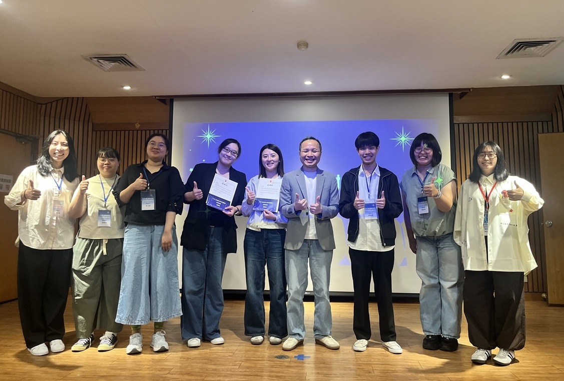 實習小組同學感謝學校督導葉怡伶副教授、機構督導與回應人並合影