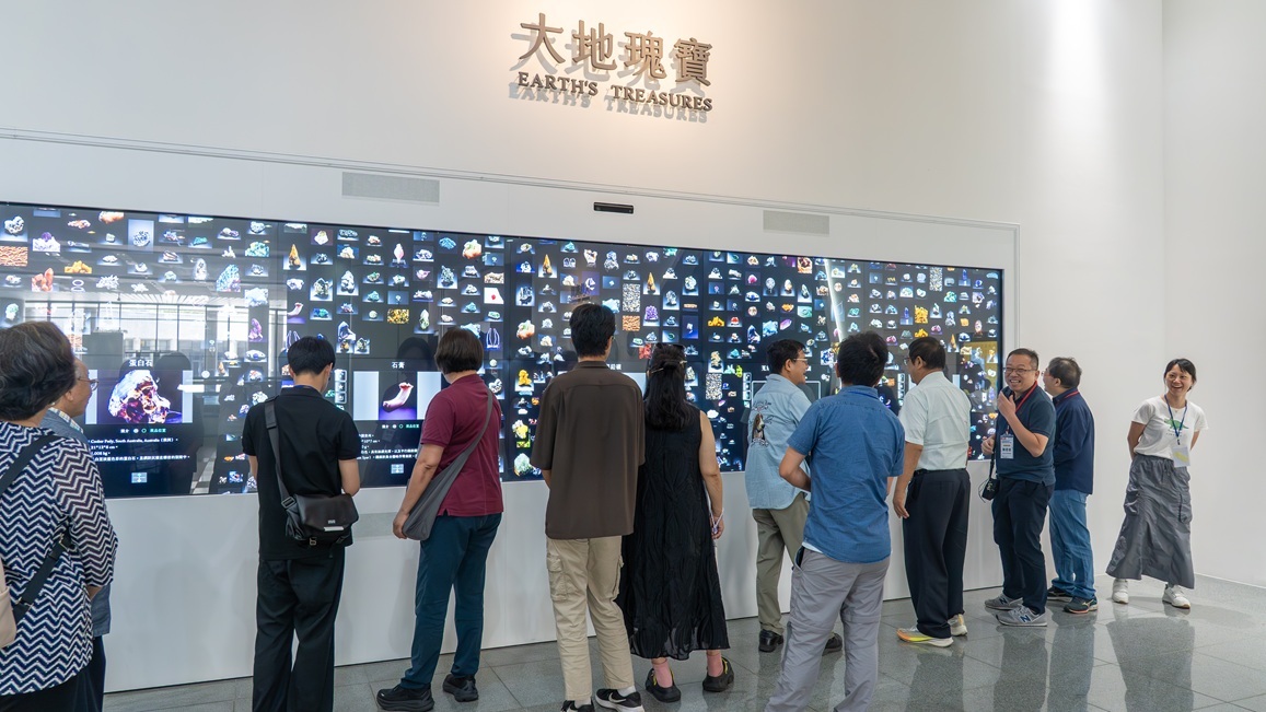 與會人員參訪國立自然科學博物館展區。