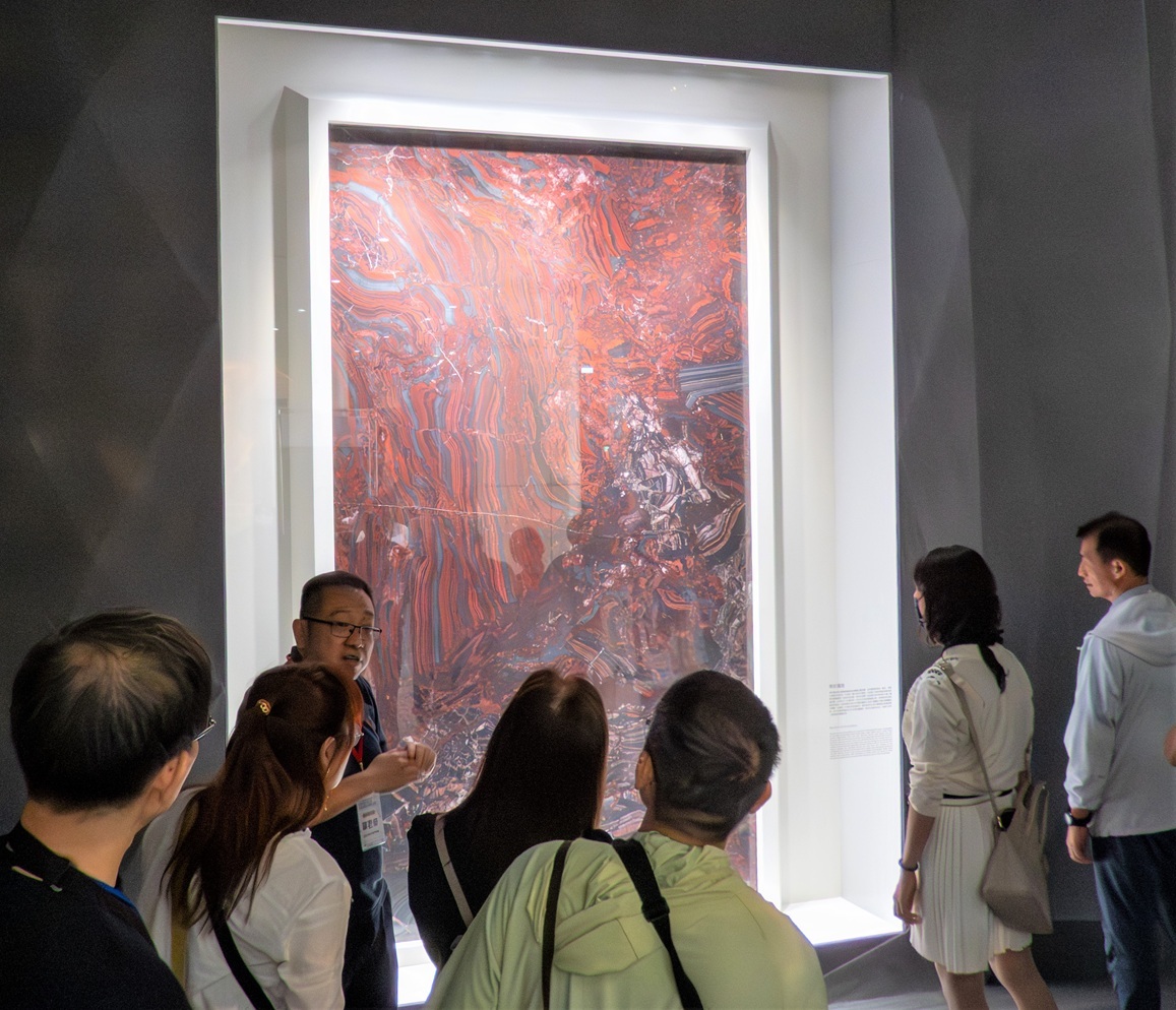 與會人員參訪國立自然科學博物館展區。