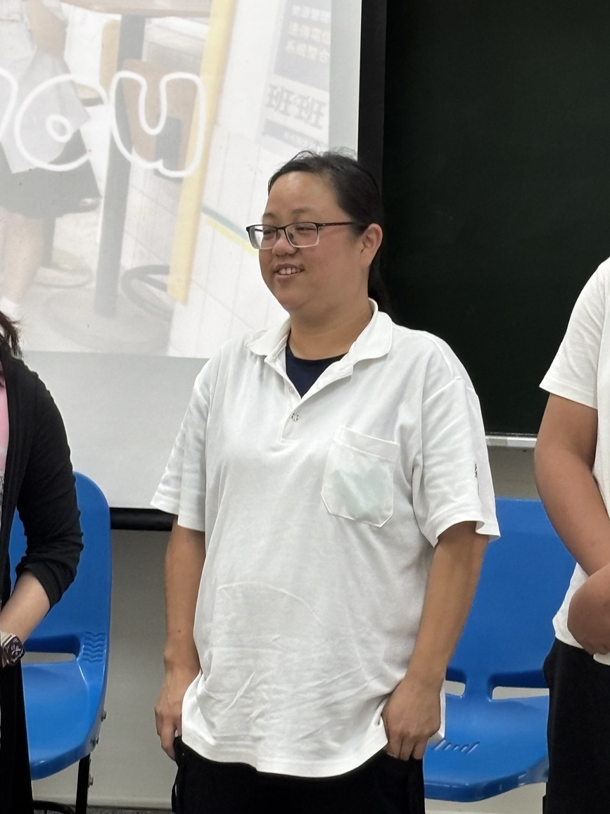 愛鄰社會福利協會晨陽學院祝佳伶組長針對同學發表給予回饋