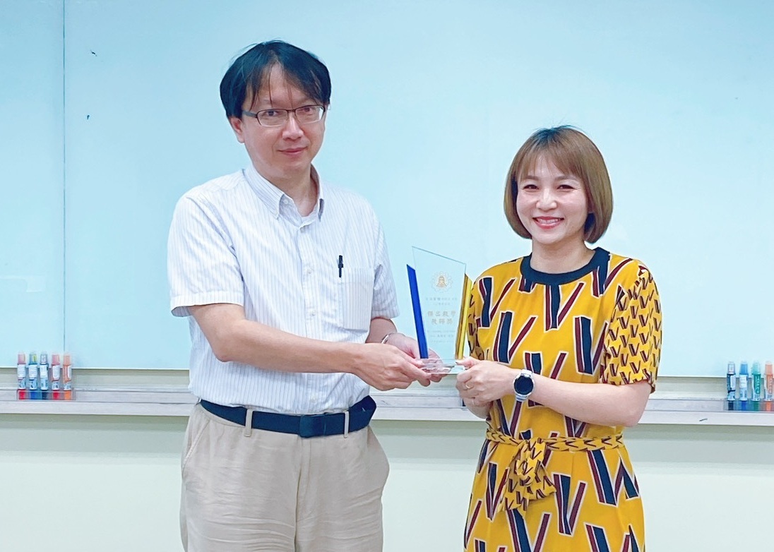 管理學院吳信宏院長(左)頒發傑出教學教師獎勵予企業管理學系江家瑜老師(右)