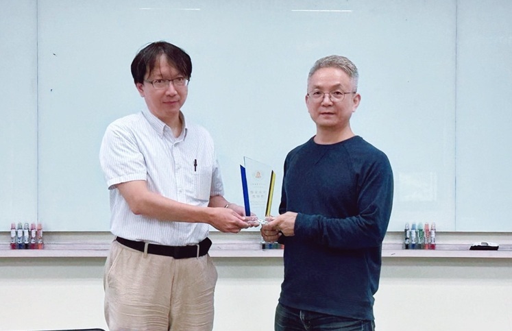 管理學院吳信宏院長(左)頒發傑出研究教師獎勵予會計學系邱垂昌老師(右)
