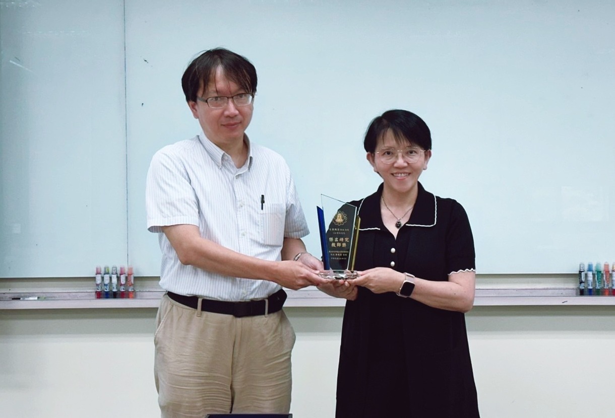 管理學院吳信宏院長(左)頒發傑出研究教師獎勵予資訊管理學系吳佩芬老師(右)