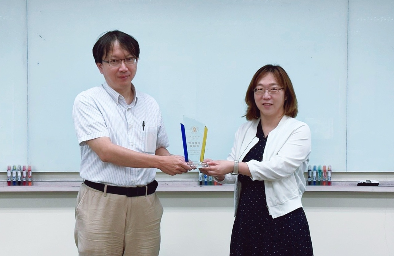 管理學院吳信宏院長(左)頒發傑出教學教師獎勵予企業管理學系白凢芸老師(右)