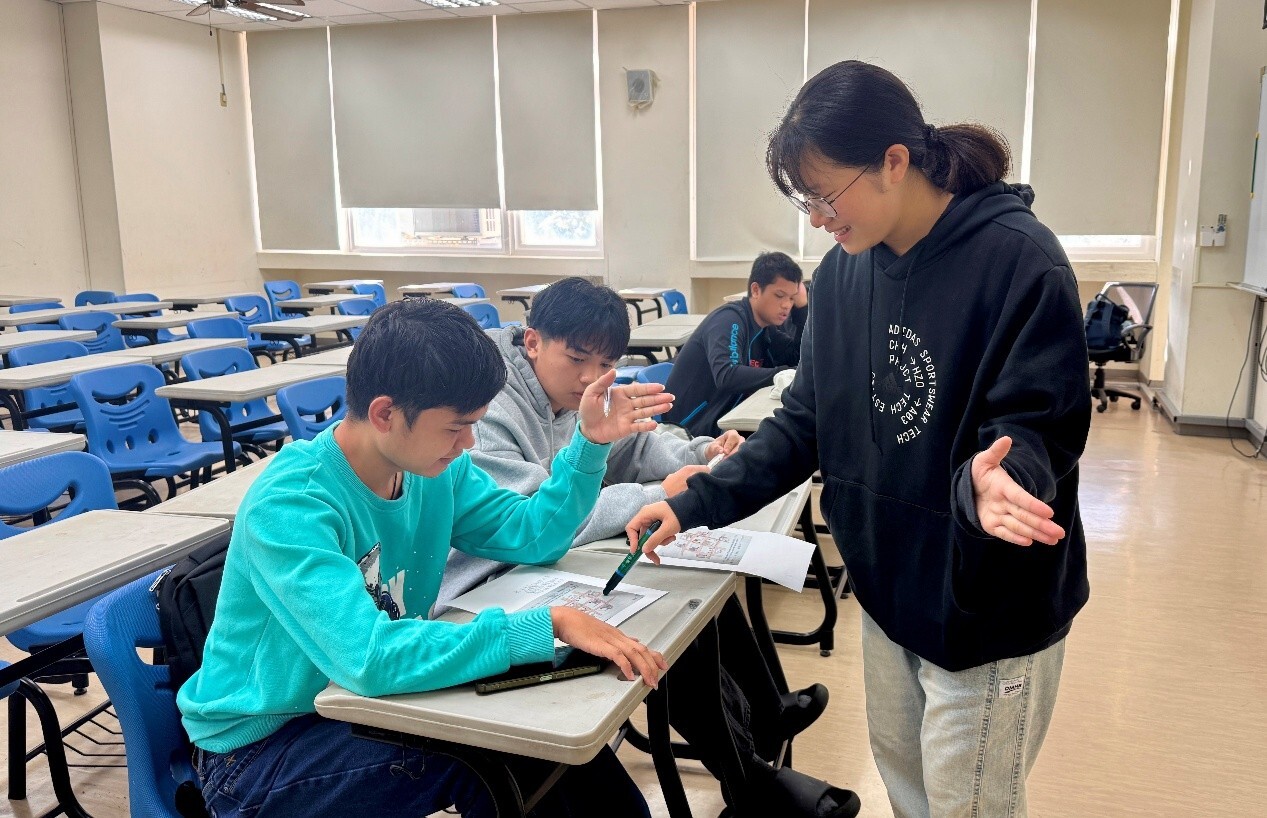 本校「華語小老師」於課後針對境外生個別的學習進度進行耐心輔導。課堂互動氣氛歡樂、教學因材施教,實質協助學生克服語言藩籬並建立學習信心。The University’s “Chinese Language Tutors” provide patient, individualized after-class guidance based on international students’ learning progress. The lively interaction and tailored instruction help students overcome language barriers and build confidence in learning.