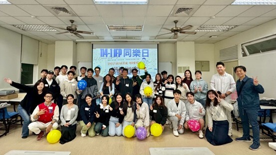 同年級班際同樂日活動合照。活動中師生共同分享各國特色小吃,並體驗各國傳統趣味遊戲,在輕鬆的氛圍中促進跨文化交流並增進師生情誼。Faculty and students pose for a group photo during an interclass fun day for students in the same year. Participants shared signature snacks from their home countries and enjoyed traditional games from different cultures, fostering cross-cultural exchange and strengthening bonds between faculty and students in a relaxed atmosphere.