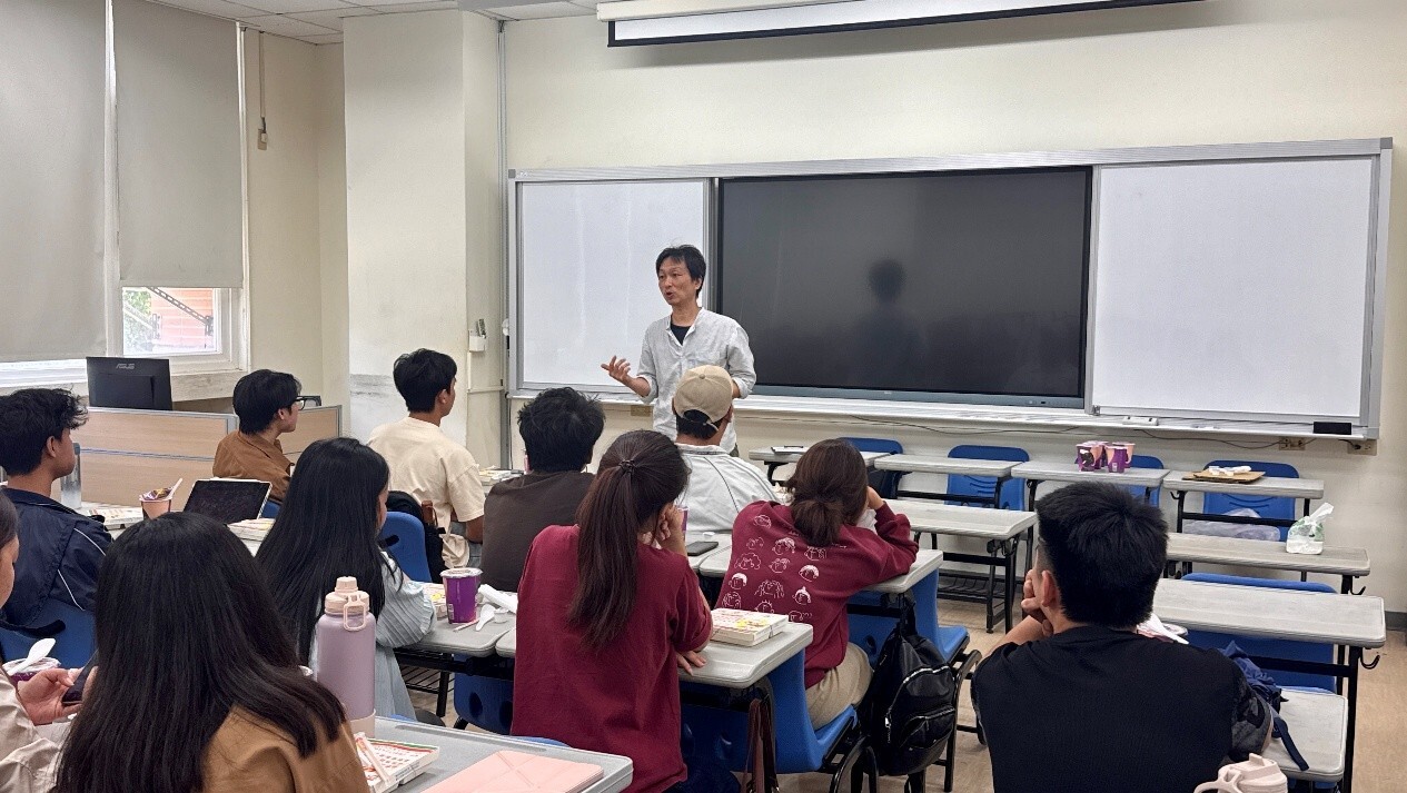國際專修部主任暨班導師柯宗憲老師於班會中向學生給予建言與期勉。背景同時呈現國專部教室新設之「互動觸控式螢幕」與「開合式加大白板」,展現現代化數位教學環境。Professor Tsung-Hsien Ko, Director of the International Foundation Program and class advisor, offers advice and encouragement to students during a class meeting. The newly installed interactive touchscreen display and multi-panel sliding whiteboard system can also be seen in the background, enhancing the flexibility of classroom teaching and learning.