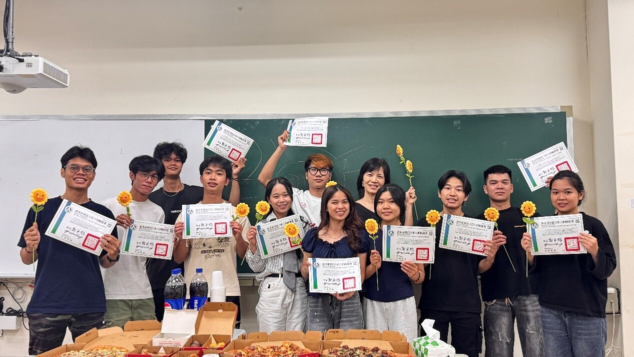 國際專修部全體學生結業合影。學生們於現場欣喜領取華語文能力測驗(TOCFL)證書,象徵他們通過第一階段的語言考驗,也代表著即將開啟大學部專業學習的全新里程碑。International Foundation Program students pose for a group photo after receiving their Test of Chinese as a Foreign Language (TOCFL) certificates, marking the completion of the first stage of their Chinese language learning journey and their transition to undergraduate professional studies.