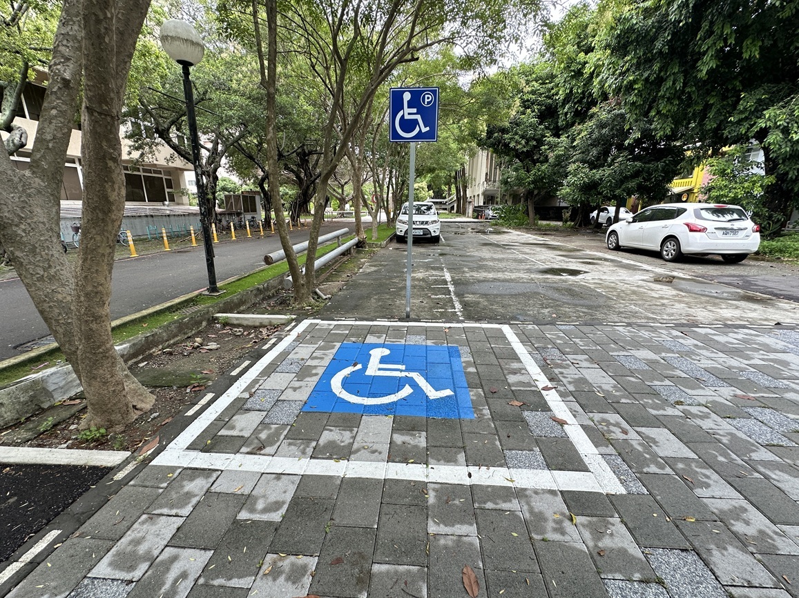 無障礙機車停車空間:理學一館設有1處無障礙機車停車位