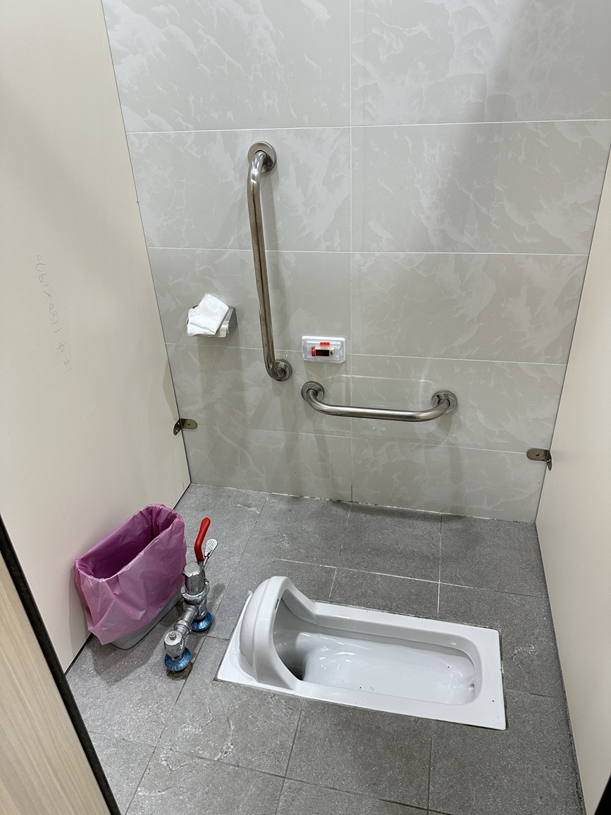 理學一館每層一般廁所設有輔助行動不便者使用之扶手及緊急求助鈴